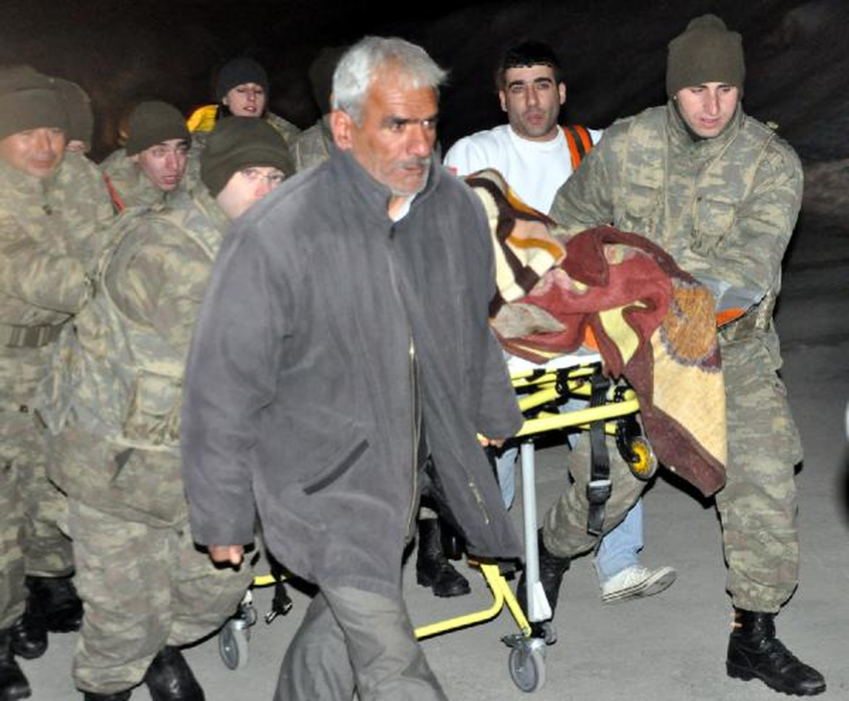 Bitlis\'te 10 Hasta Helikopterle Kurtarıldı