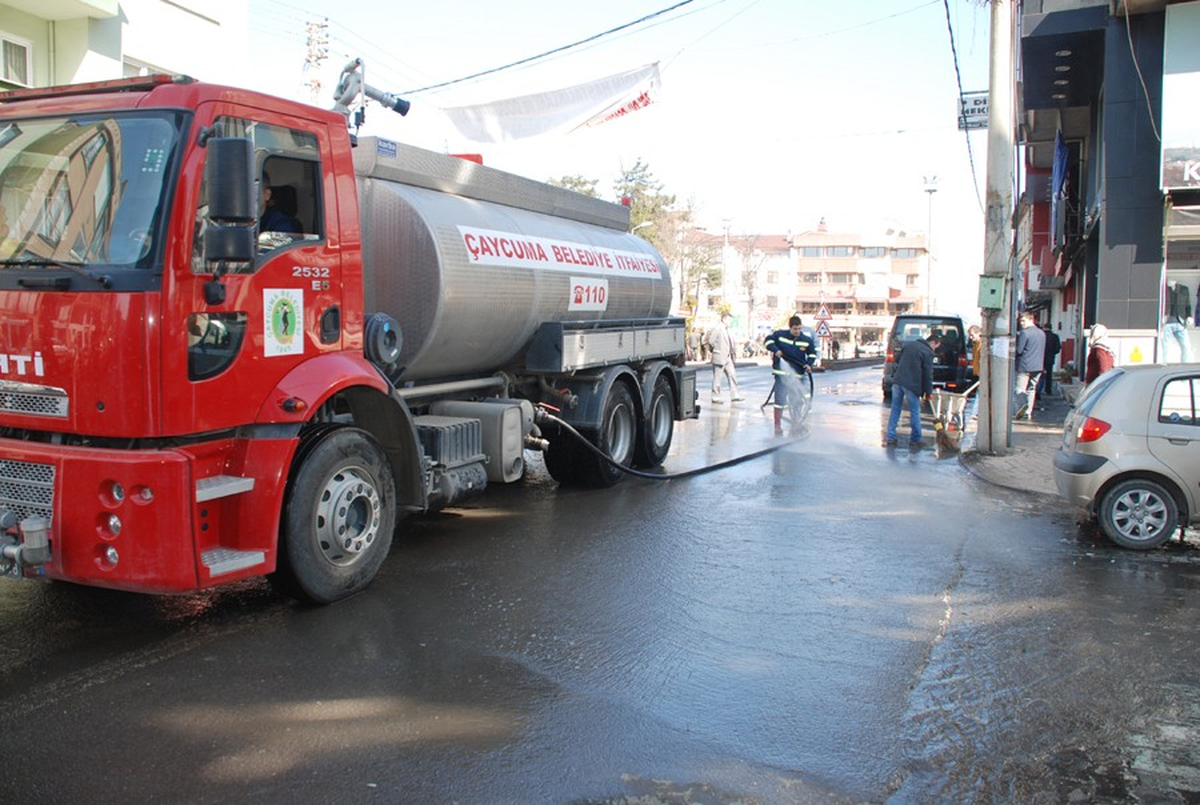 Çaycuma Belediyesi Cadde ve Sokakları Yıkama Çalışması Başlattı