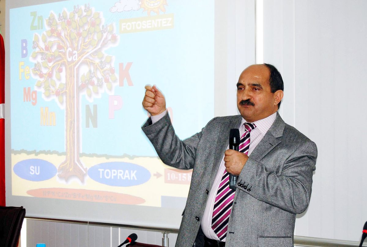 Çiftçilere 'Bitkileri Besleme ve Zirai İlaçlama' Semineri