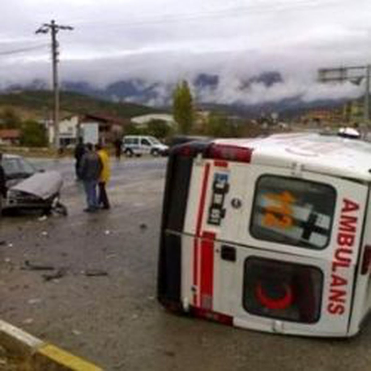 Ambulans Otomobile Çarptı
