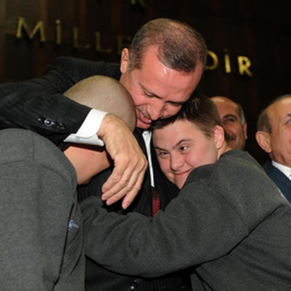 Down Sendromlu Çocuklardan Başbakan Erdoğan\'a Sevgi Gösterisi