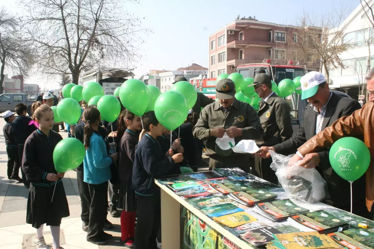 Düzce'de Vatandaşlara Ücretsiz Fidan Dağıtıldı