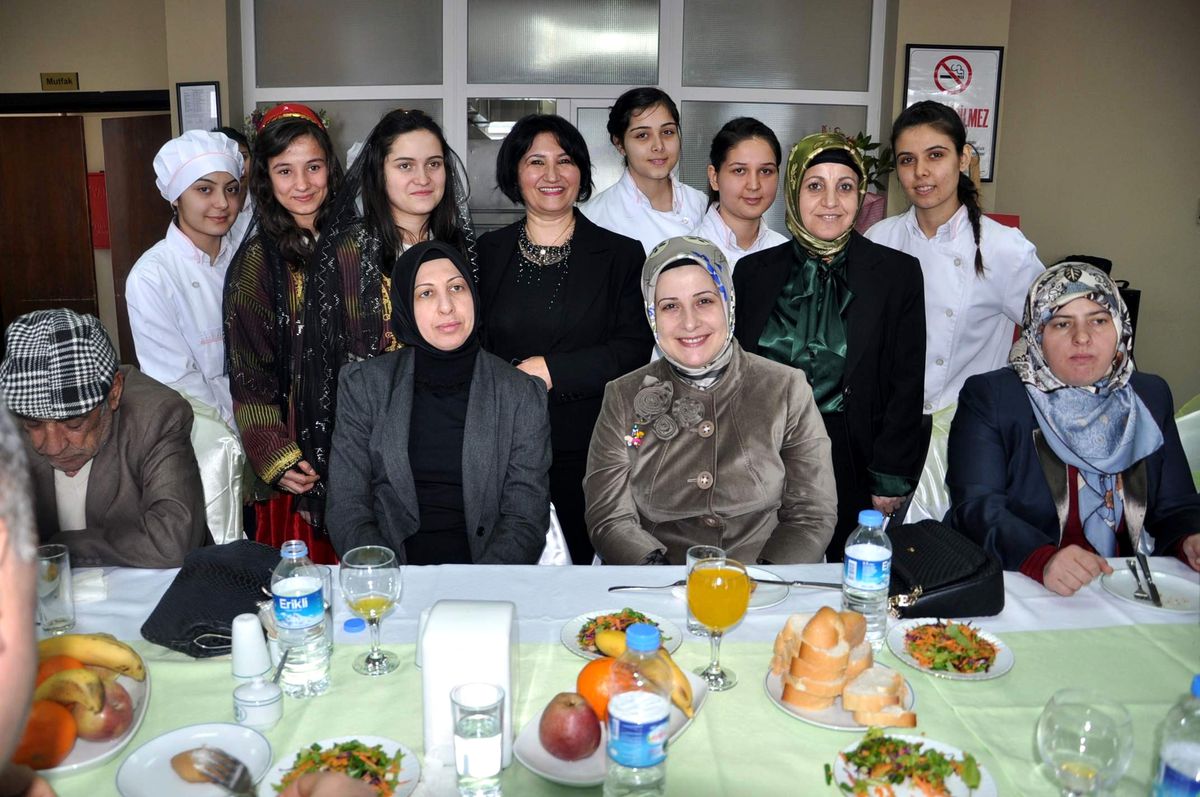 Huzurevindeki Yaşlılara Dayanışma Yemeği