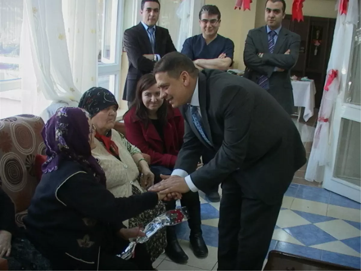 Huzurevine Yaşlılar Haftası Ziyaretleri