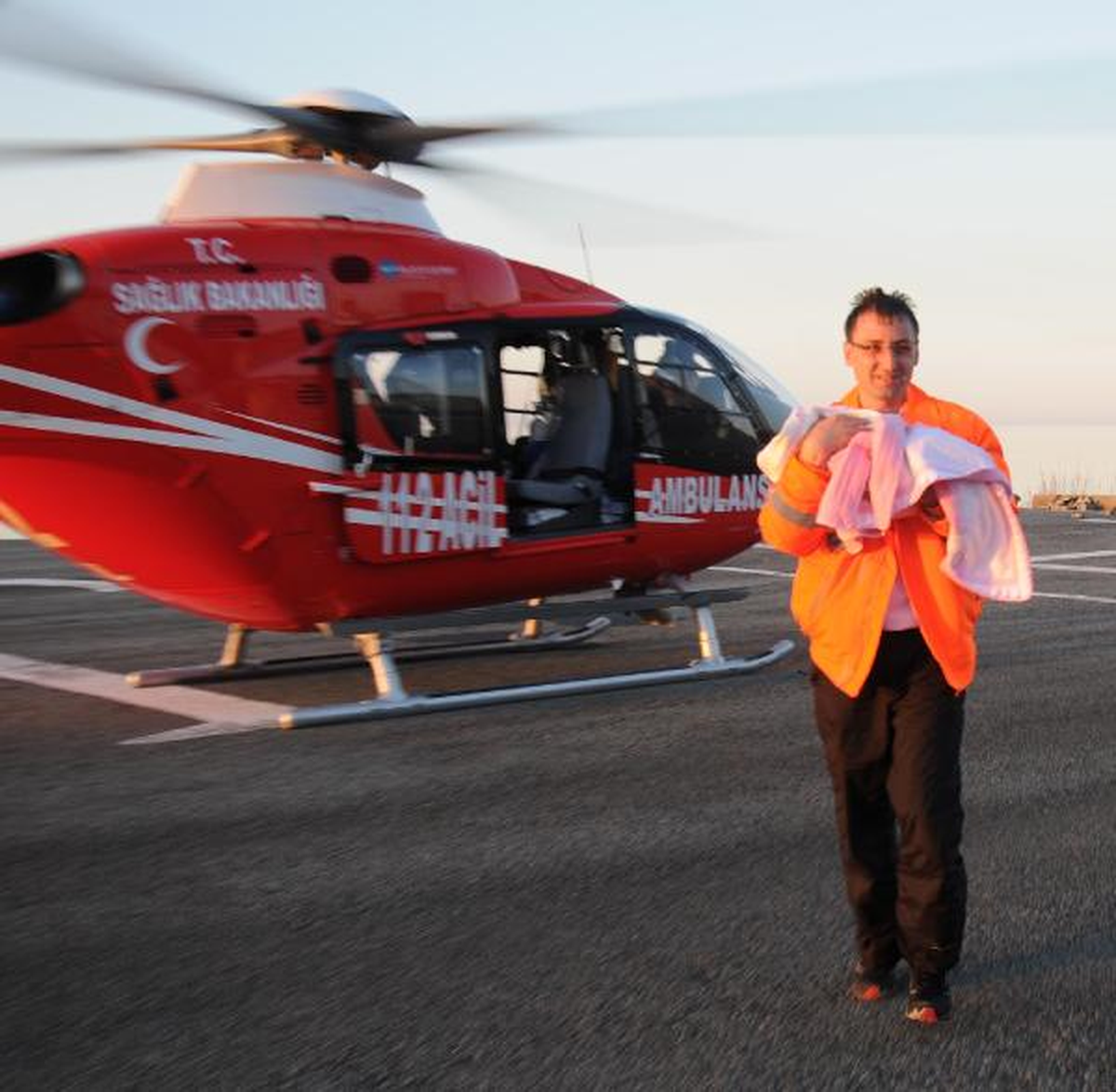 İkiz Bebeklere Ambulans Helikopterle Sevk