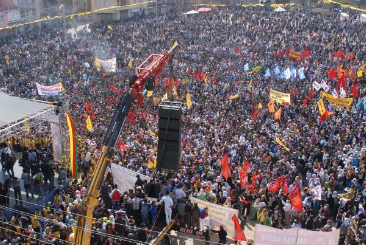 İzmir\'de Nevruz Kutlamasına 8 Bin Kişi Katıldı