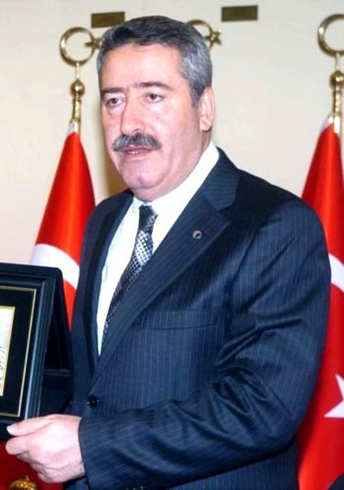 İzmir Valisi Cahit Kıraç, Kardeşine Hayat Verdi