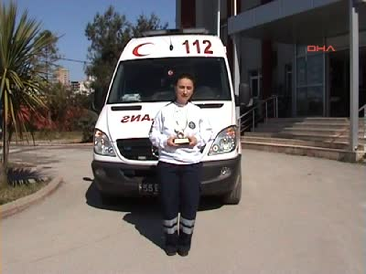Kadın Doktor Darp Edildi, Yılın Doktoru Oldu