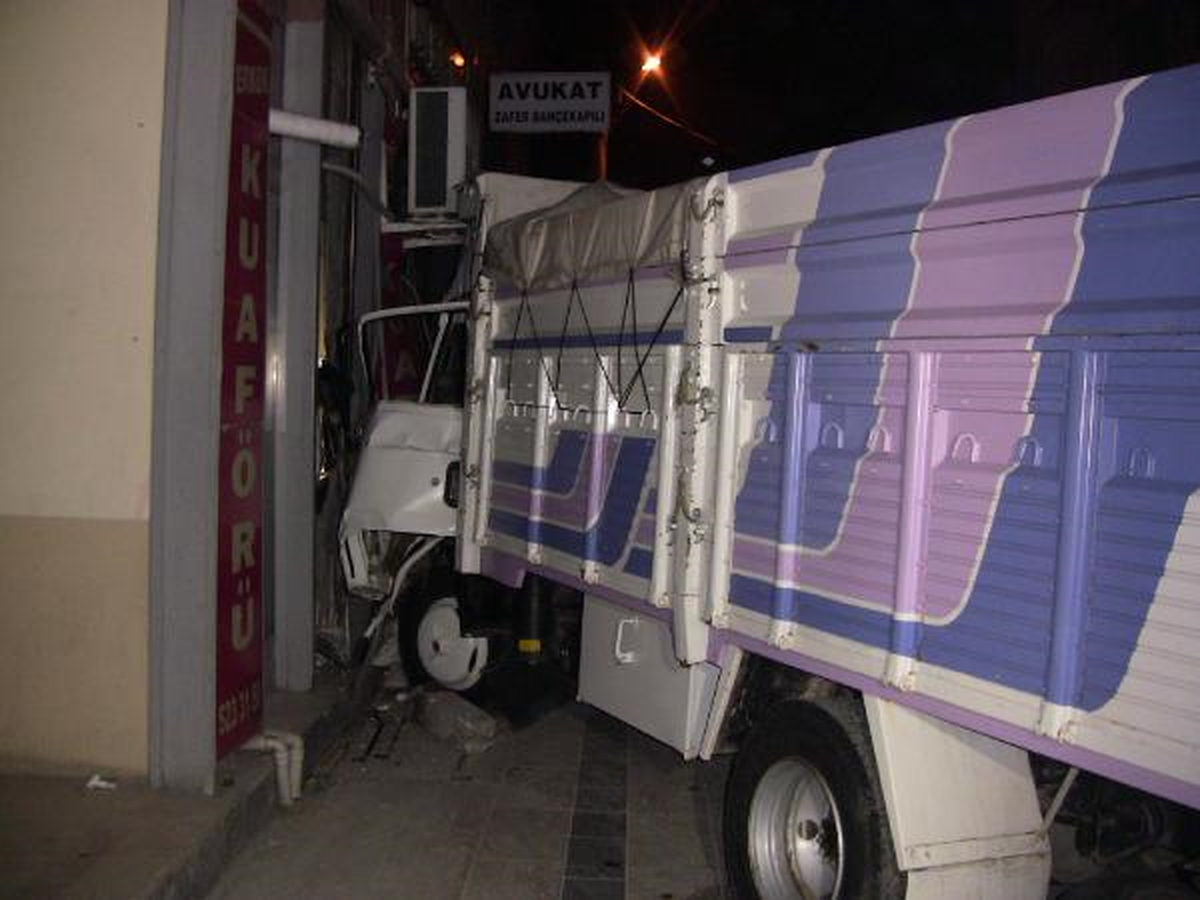 Kamyonet, Berber Dükkanına Girdi