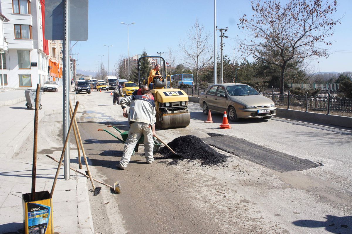 Kastamonu Belediyesi, Asfalt Yama Çalışmalarına Başladı