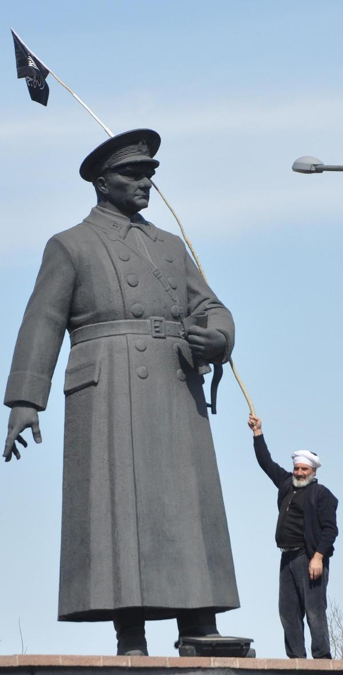 "Kimseden Korkmuyoruz" Dedi, Atatürk Heykelinde Gösteri Yaptı