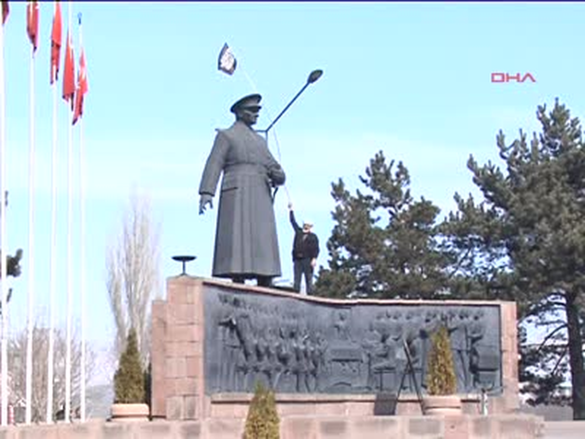 Kimseden Korkmuyoruz Dedi, Atatürk Heykelinde Gösteri Yaptı