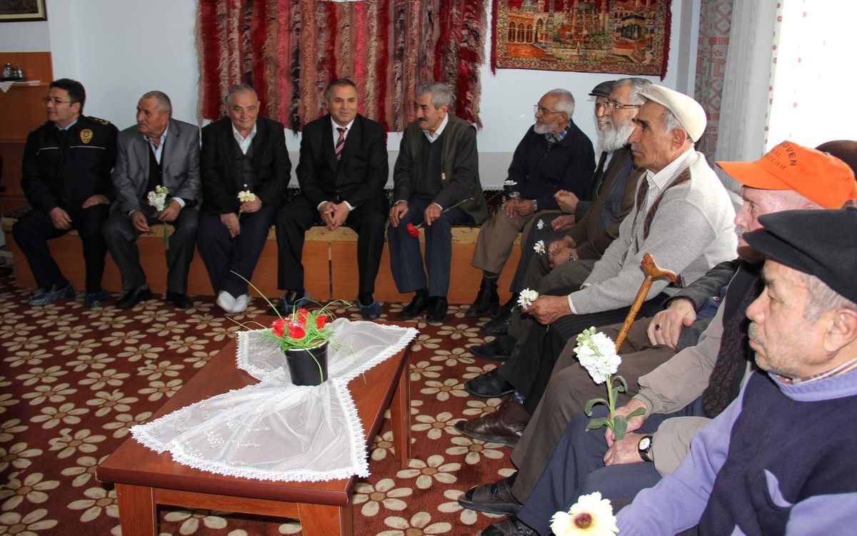 Kırşehir Pmyo Öğrencileri ve Müdürü Huzurevi\'ni Ziyaret Etti