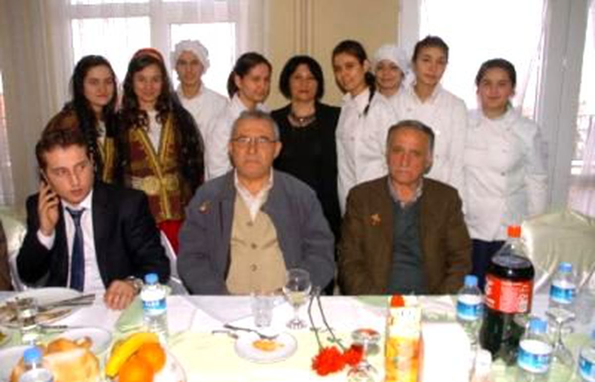 Liseli Kızlardan Yaşlılara Yemek Servisi