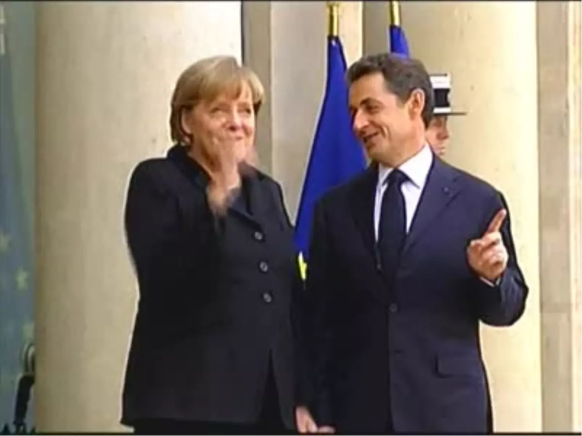 \'Merkel Desteği" Sarkozy\'e Oy Kaybettirdi"