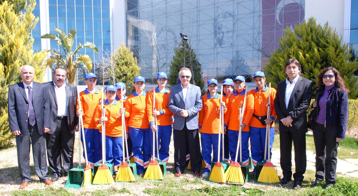 Muratpaşa\'da Temizliğe Kadın Eli