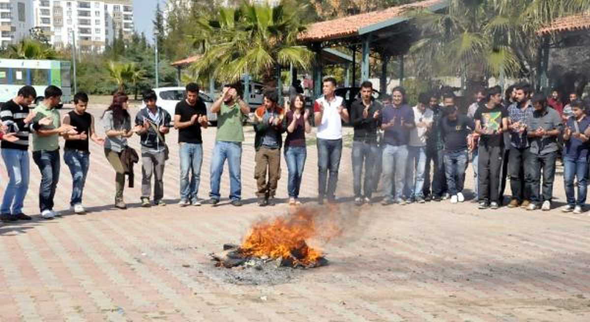Nevruz Ateşinde Montlarını Yaktılar