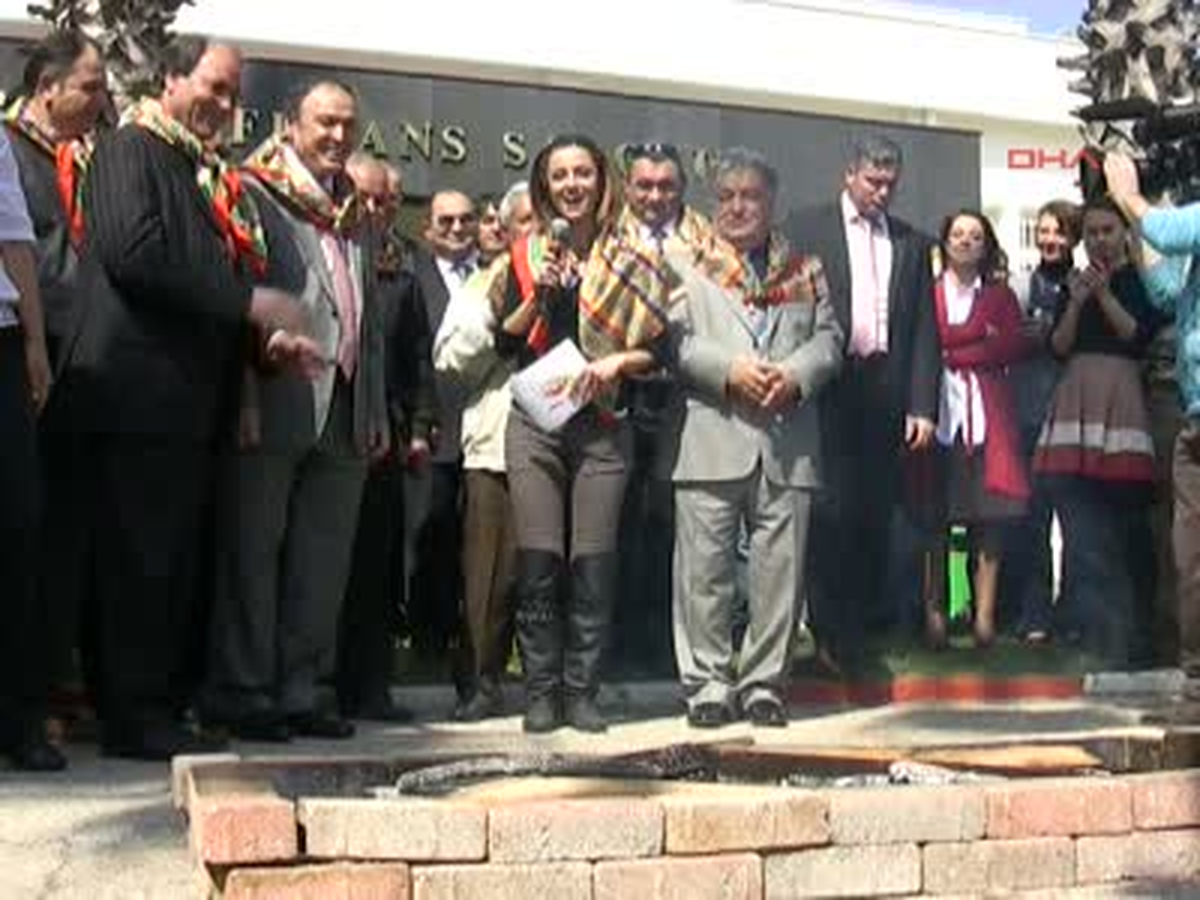 Nevruz Ateşinde Montlarını Yaktılar