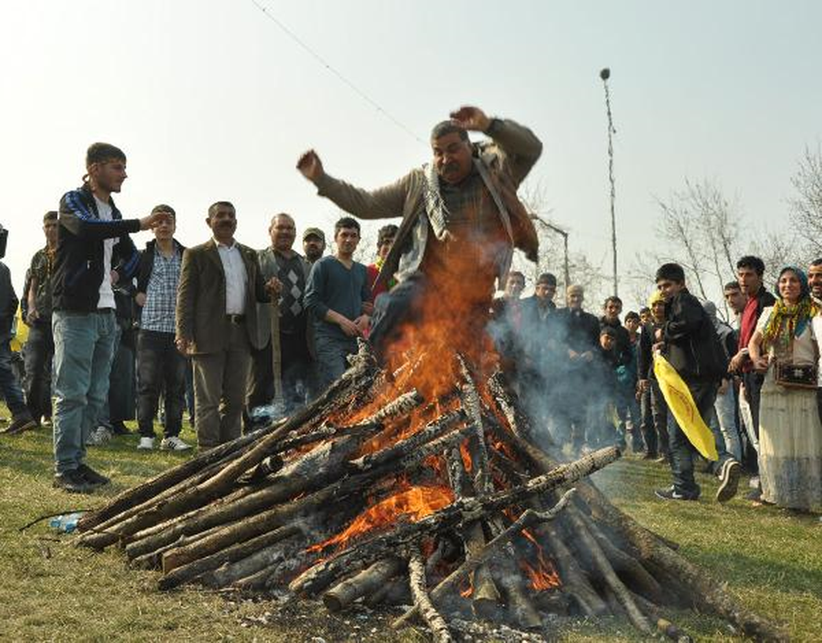 Nevruz Ateşinden Atlarken Düşüyordu