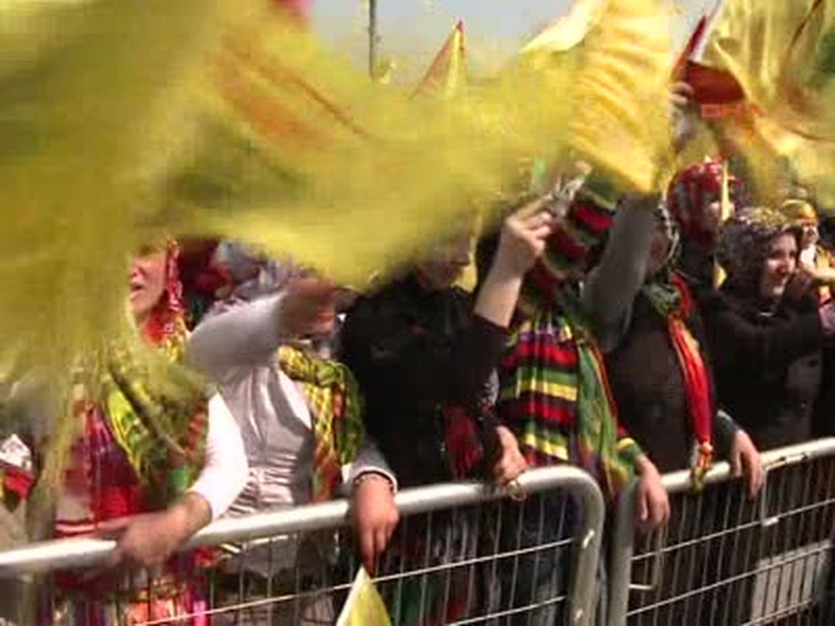 Nevruz Ateşinden Atlarken Düşüyordu