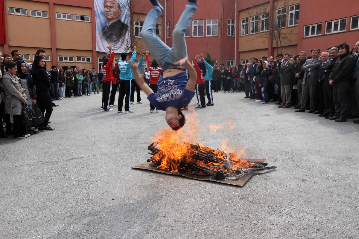 Nevruz Ateşinden Ters Takla ile Atladı