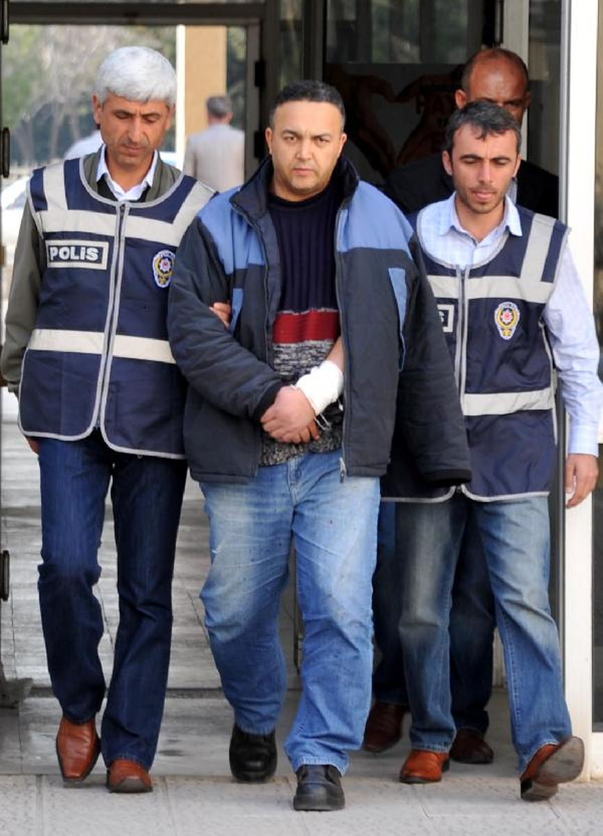 Öldürdüğü Sevgilisinin Cesedi Başında Bileklerini Kesip 4 Saat Ölmeyi Bekledi