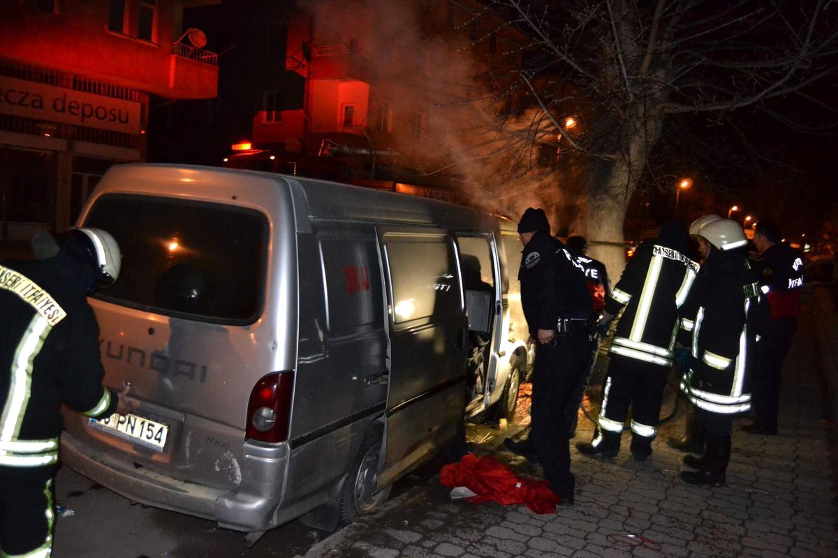 Park Halindeki Minibüs Yandı
