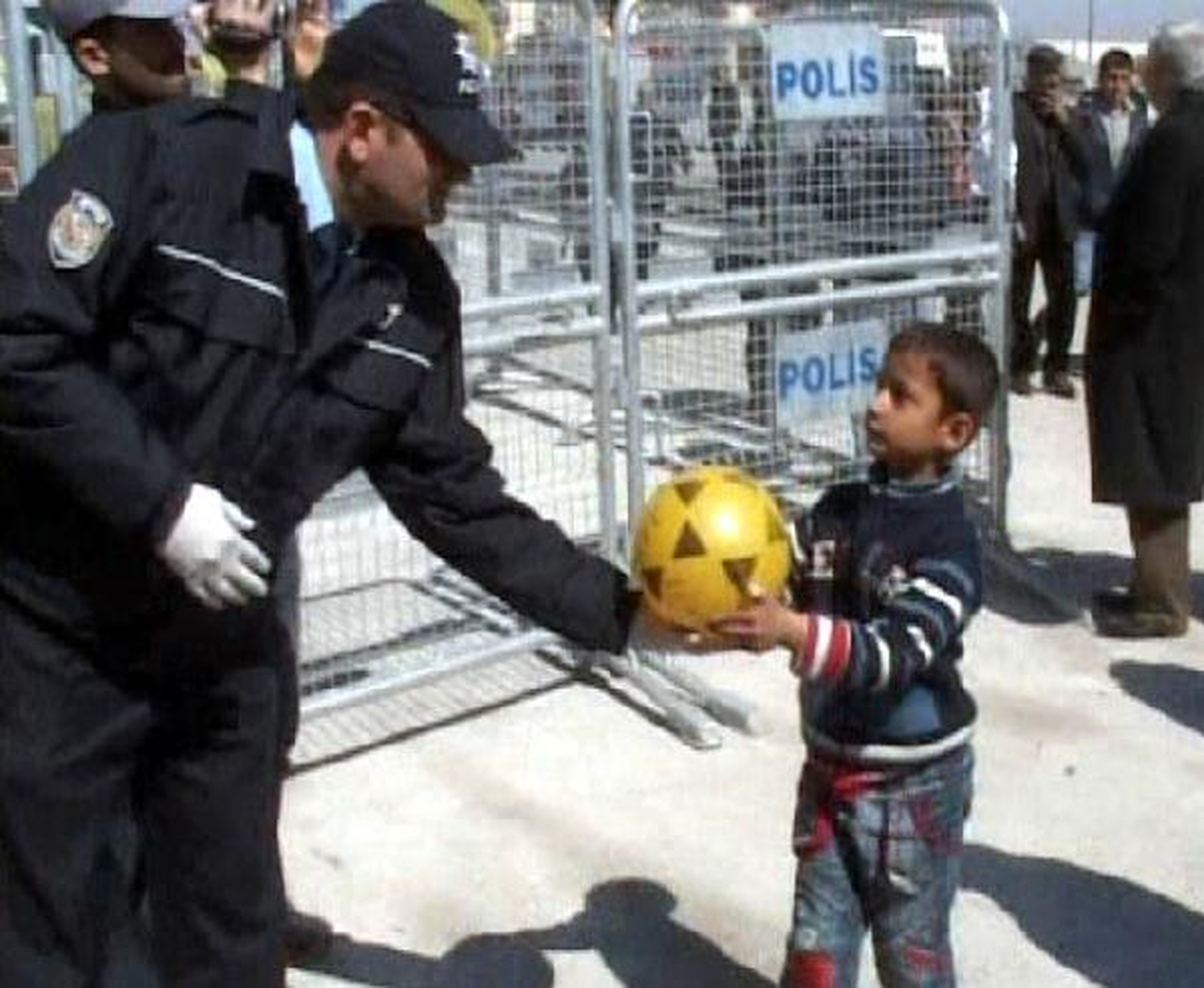 Polis, Nevruz Kutlamaya Gelen Çocuklarla Top Oynadı