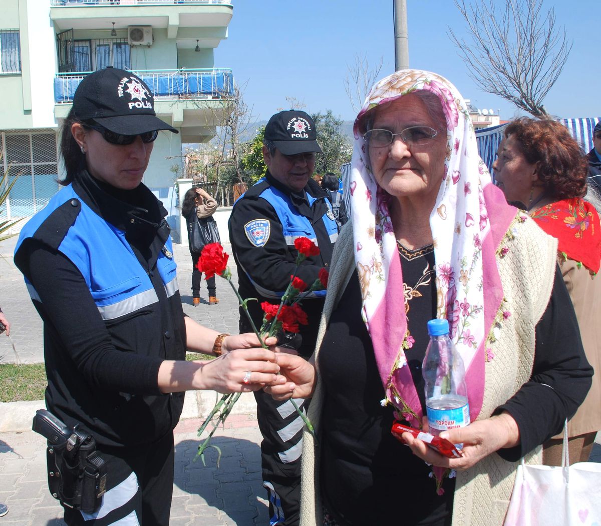Polisten Kadınlara Çiçek Çocuklara Çikolata