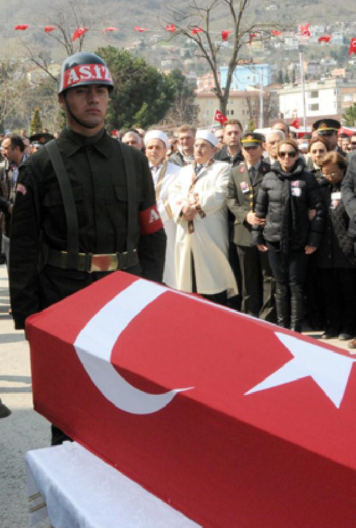 Şehit Üsteğmeni 10 Bin Kişi Uğurladı