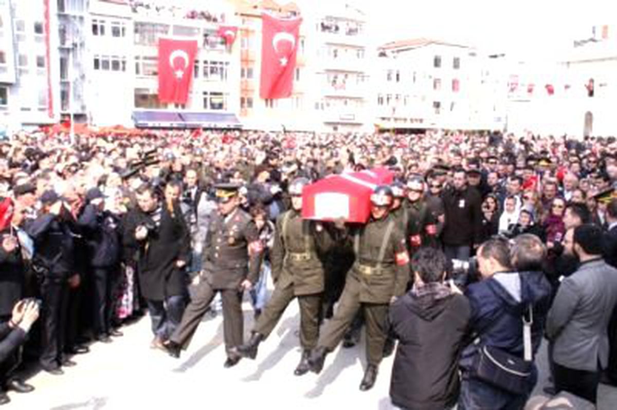 Şehit Üsteğmeni 10 Bin Kişi Uğurladı