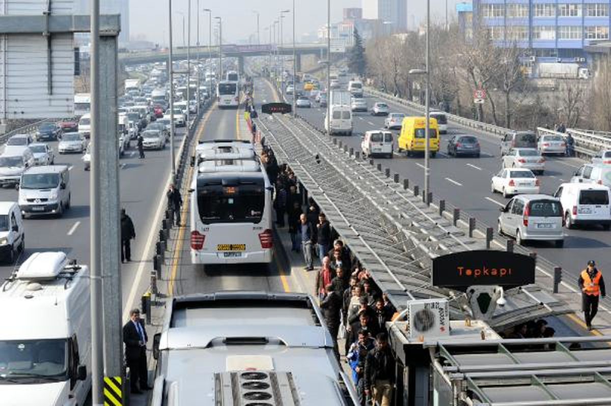 \'Şüpheli Poşet\' O-1 ile Metrobüsü Durdurdu