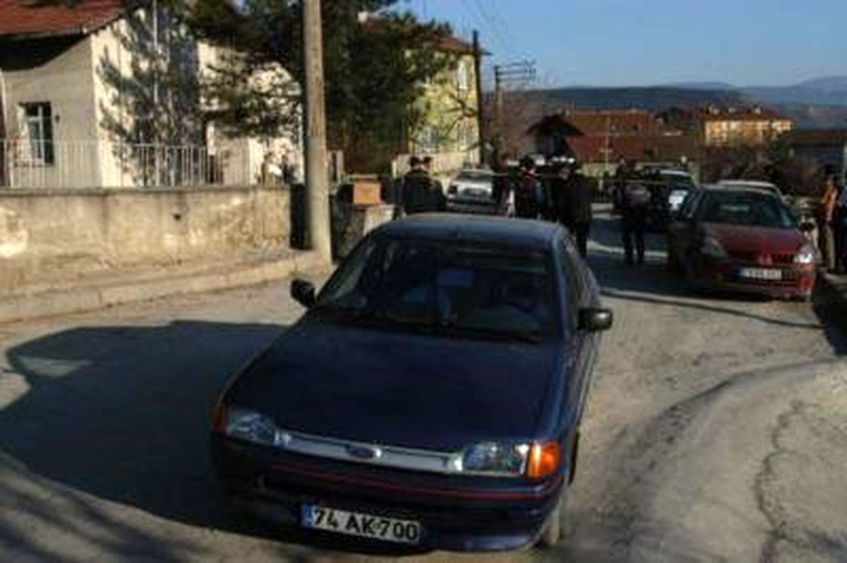 Topun Peşinden Koşan Minik Dilara Otomobilin Altında Kaldı