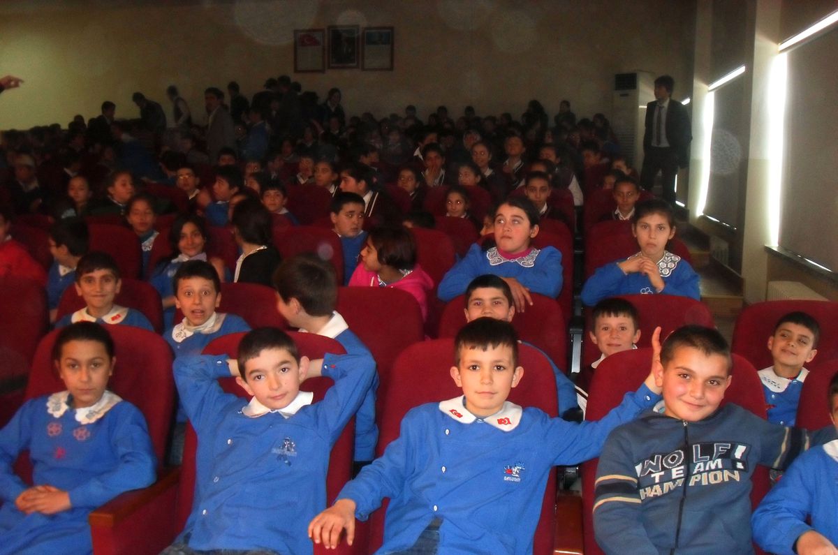 Türk Eğitimsen\'den Tiyatro Gösterisi