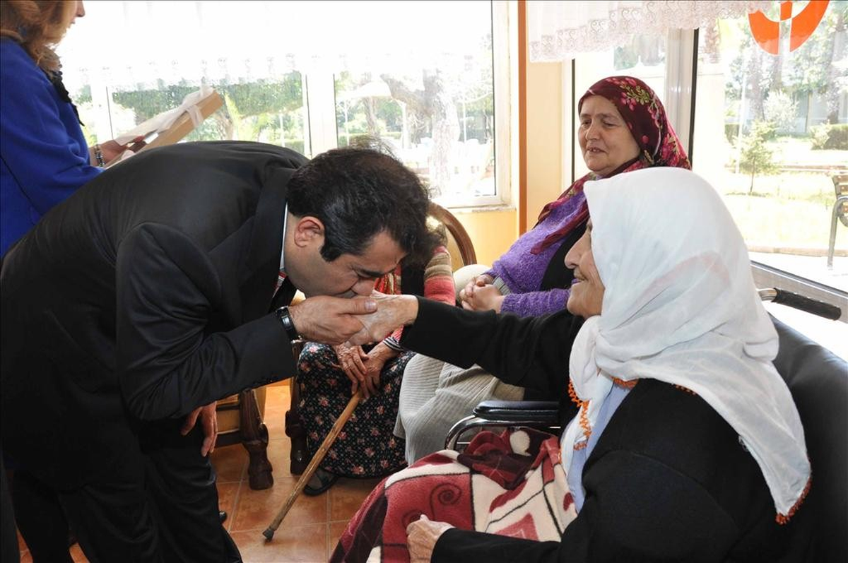 Vali Güzeloğlu, Huzurevi Sakinlerini Ziyaret Etti
