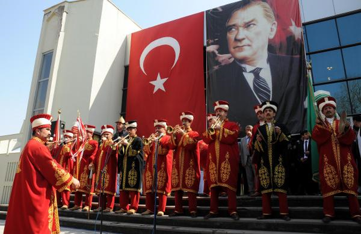 Vali Nevruz Ateşinden Atladı, Emniyet Müdürü Bilek Gürestirdi