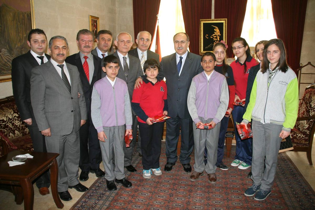 Vali Savaş, Resim ve Slogan Yarışmasında Dereceye Giren Öğrencileri Ödüllendirdi