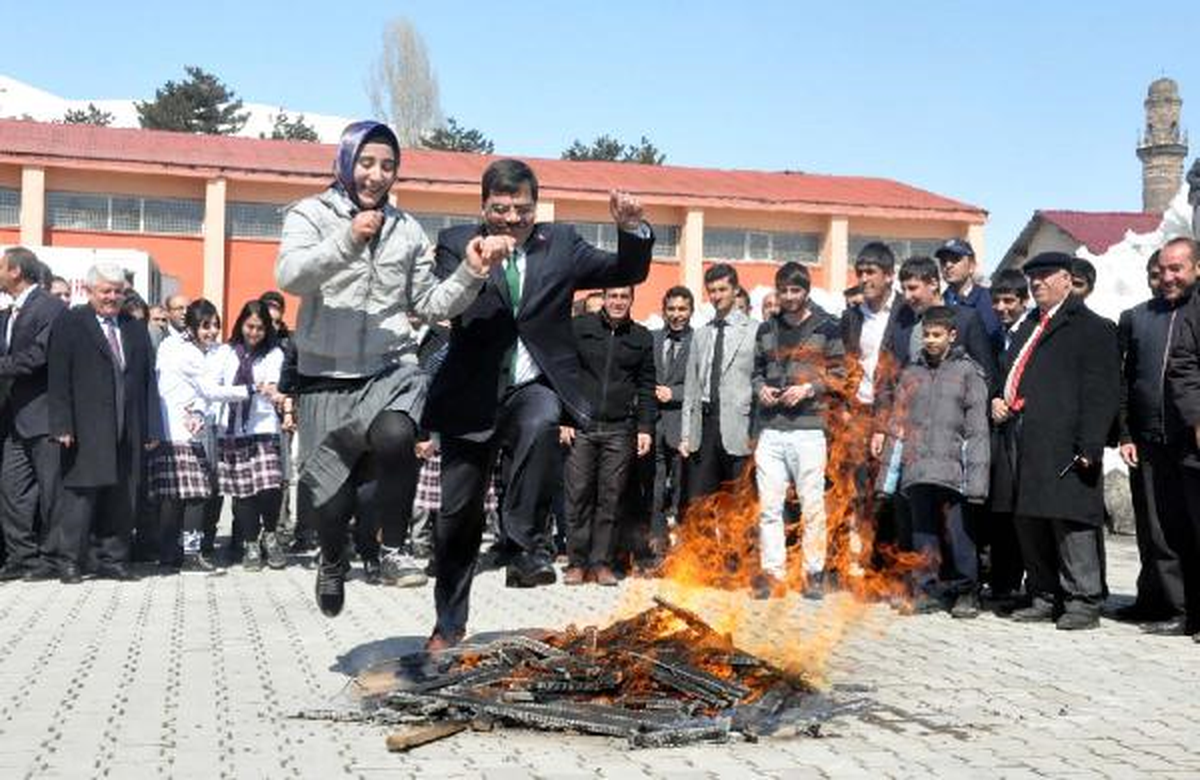 Vali Yılmaz Nevruz Ateşi Üzerinden Atlayıp, Pilav Dağıttı