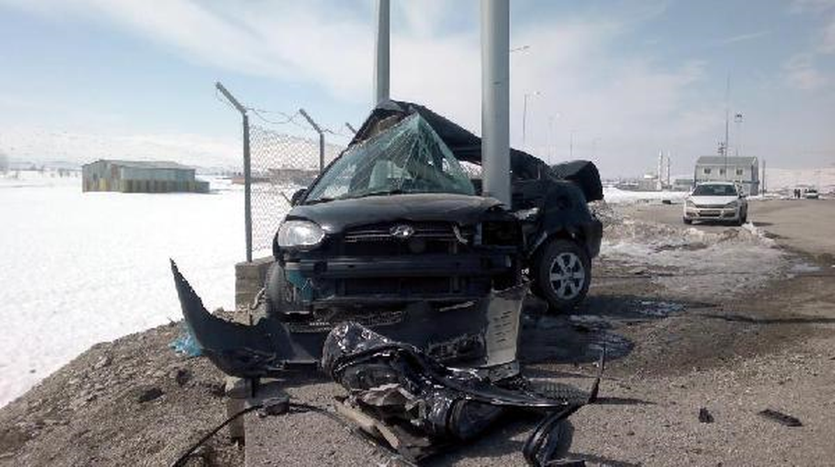 Yol Kenarındaki Direğe Çarpan Otomobilin Sürücü Öldü