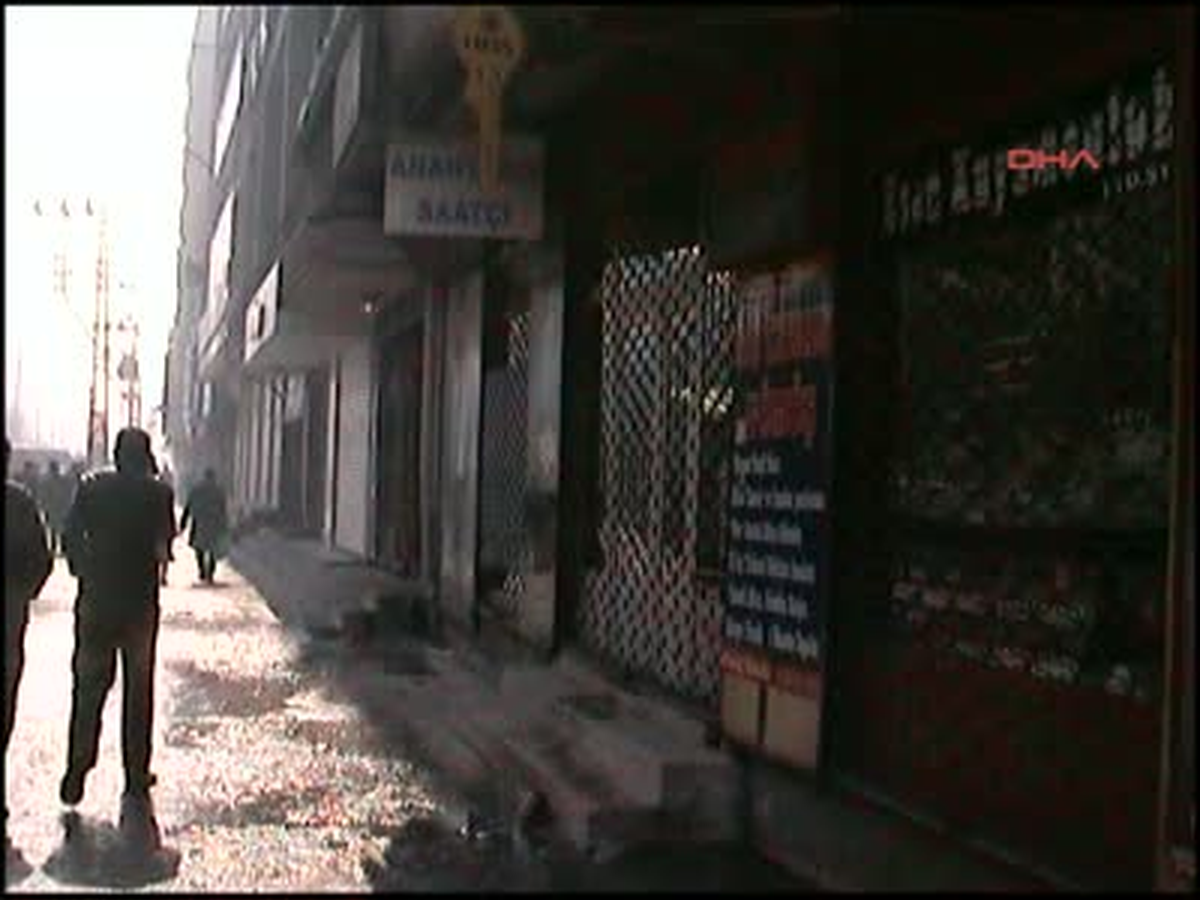 Yüksekova\'da Kepenkler Kapalı