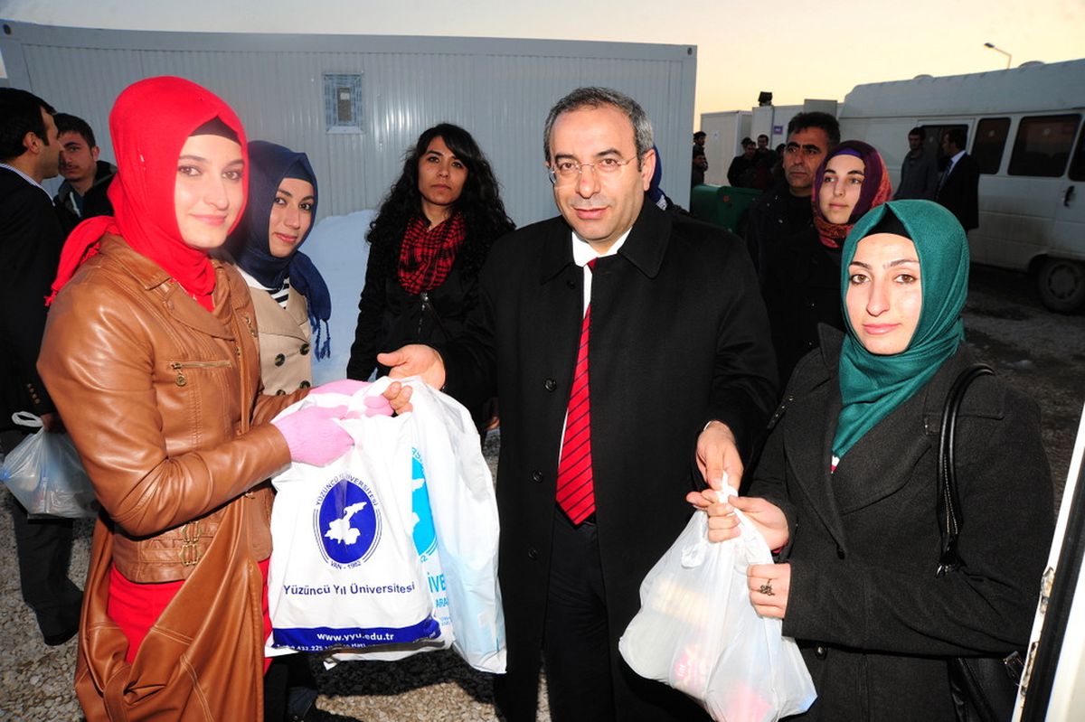 Yyü Öğrencilerine Yardımlar Sürüyor