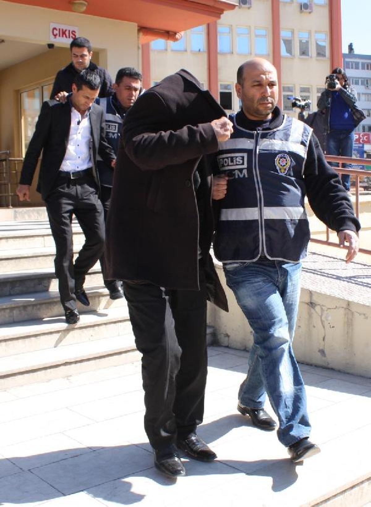 Ailesini Kaybetti, Sahte Evrak Cetesinden Yakalandı