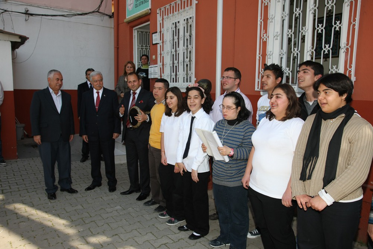 Aldırmaz'dan Engelli Gençlere Ziyaret