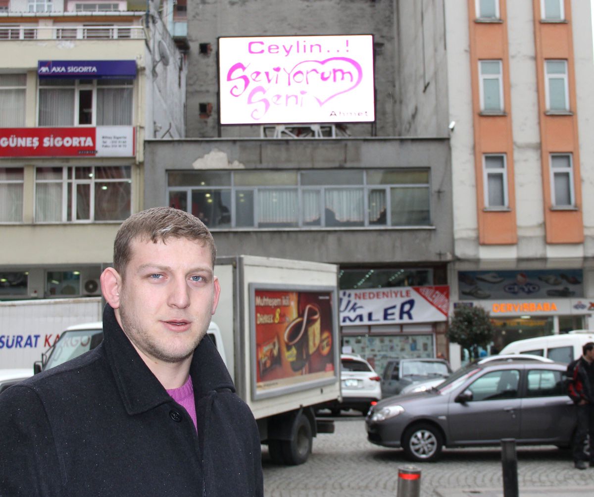 Aşkı İçin Reklam Panosuna İlan Verdi