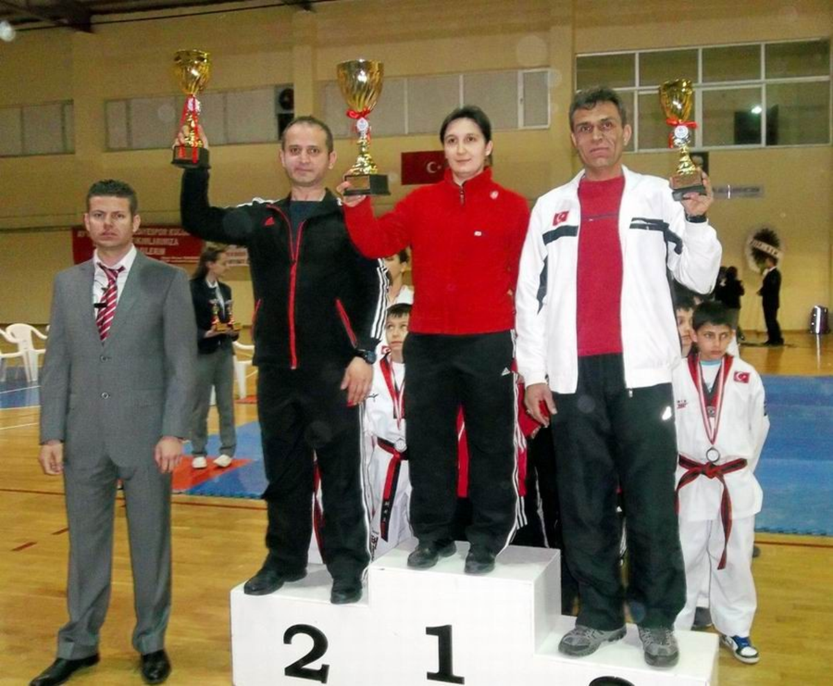 Burhaniyeli Tekvandocular Çanakkale\'den Kupa ile Döndü