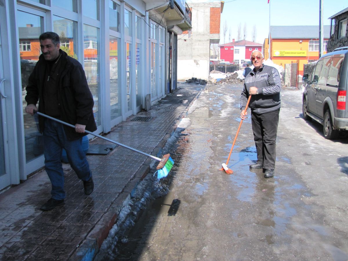 Buzlar Çözüldü Caddeler Gölete Dönüştü