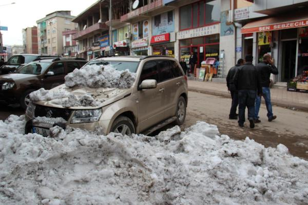 Çatıdan Düşen Kar Kütlesi 3 Araca Zarar Verdi