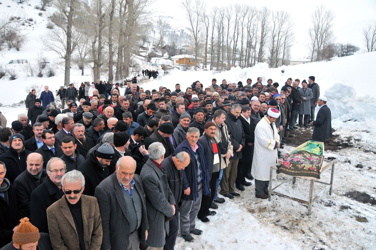 Çatıdan Düşen Kar Kütlesinin Altında Kalan Talihsiz Kadın Gözyaşları İçinde Toprağa Verildi