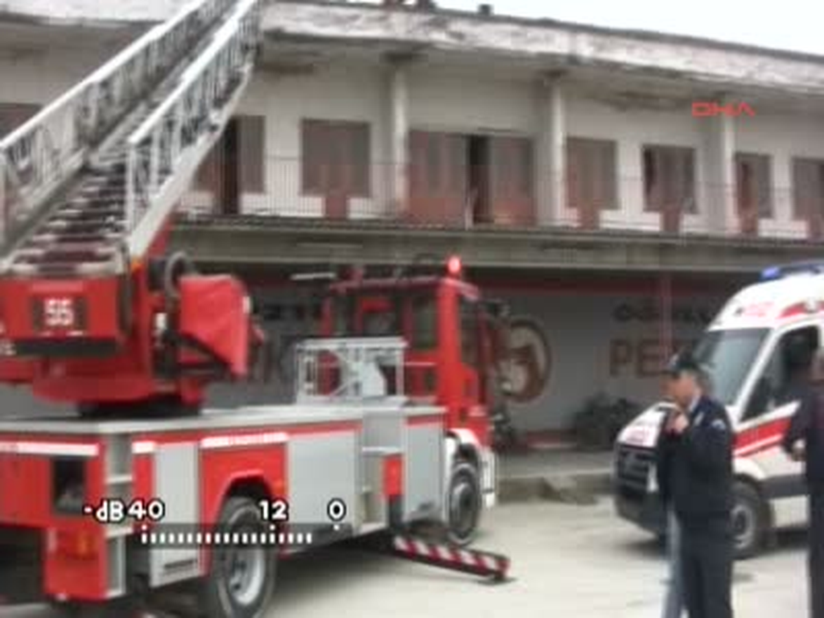Çatıyı Sökerken Düşen İşçi Yaralandı
