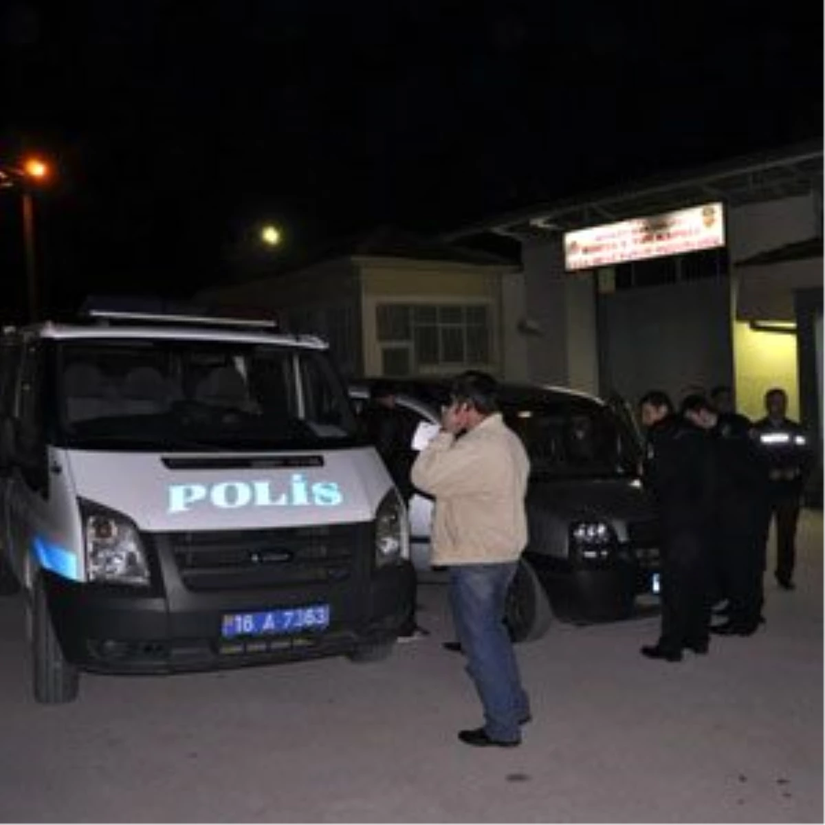 Cezaevi Önünde Polisi Yaralayıp Uyuşturucu Taciri Kadını Kaçırdılar